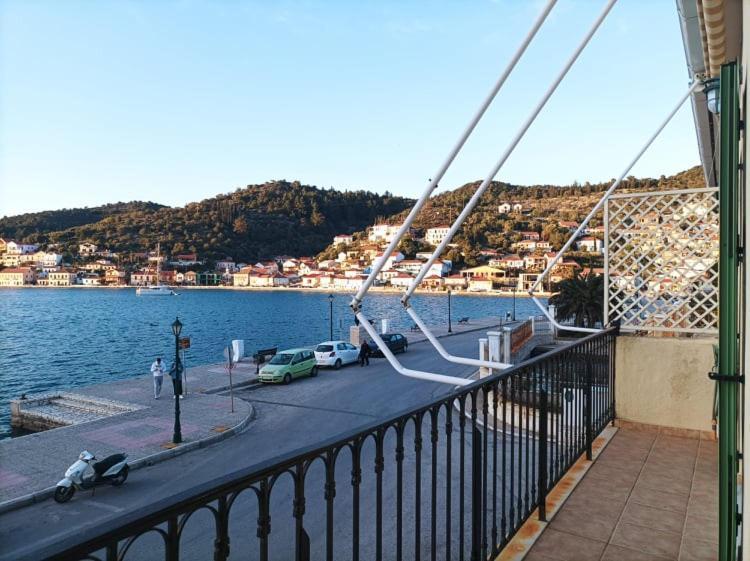 Lourantos Bayside Apartments Vathy  Zewnętrze zdjęcie